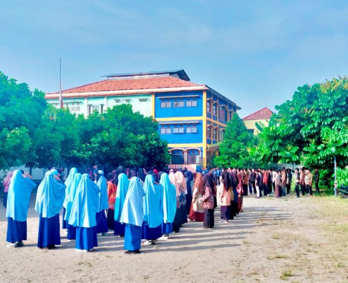 SMP Muhammadiyah 1 Pare Gelar Upacara Hari Pendidikan Nasional 2025